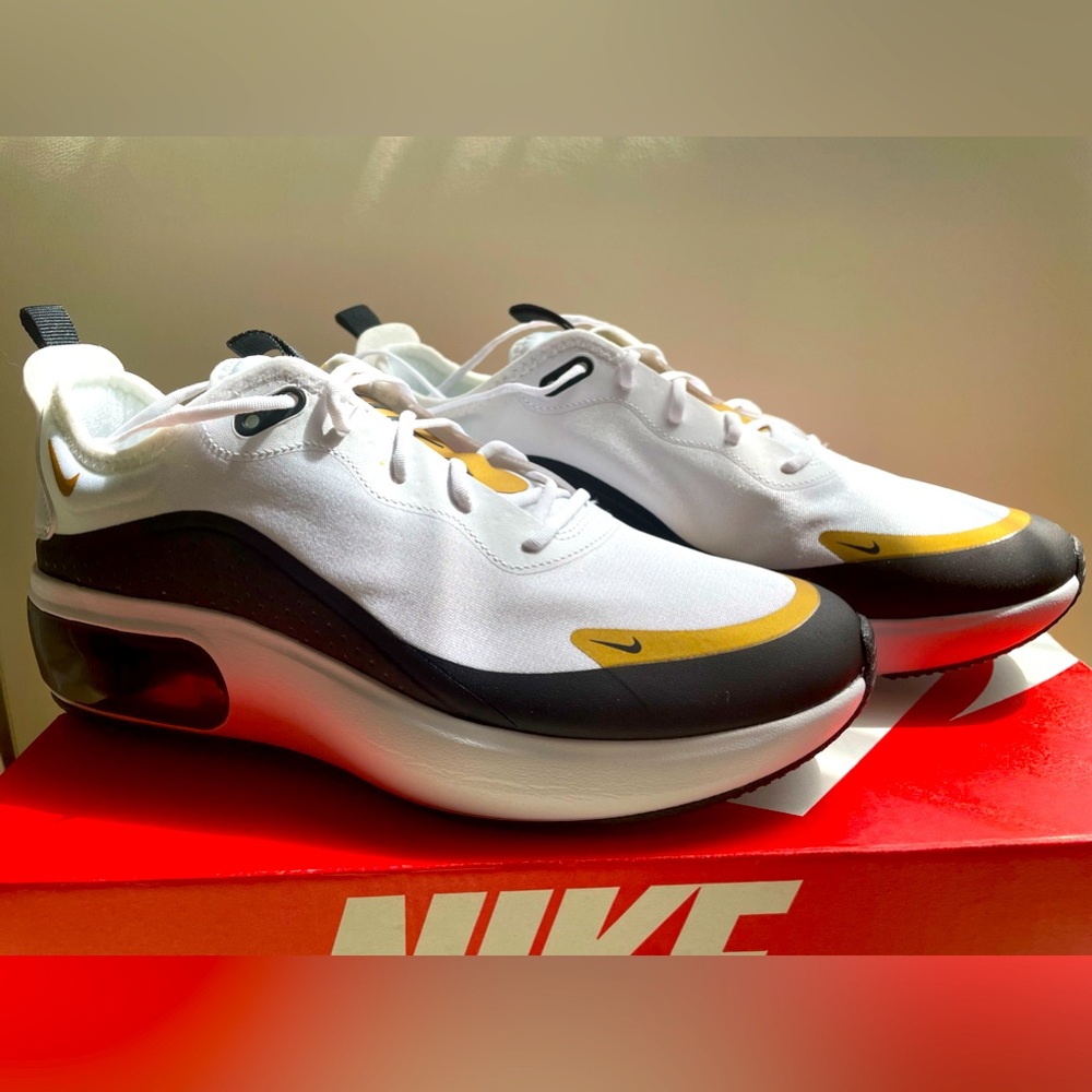 Pristine condition. Nike Air Max Dia Icon, white. Women's shoe, Size 7.5